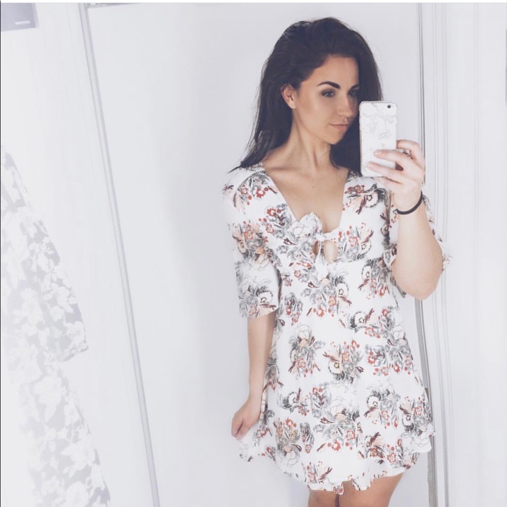 Float and floral dress SUPER FLATTERING BRAND NEW